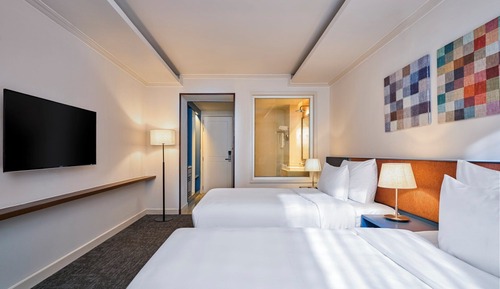 Habitación superior con 2 camas individuales, balcón