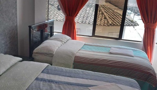 Habitación con 2 camas individuales, vistas a la ciudad