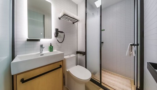 Habitación básica con 2 camas individuales