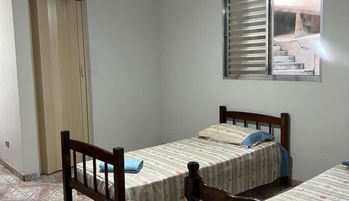 Habitación básica con 2 camas individuales