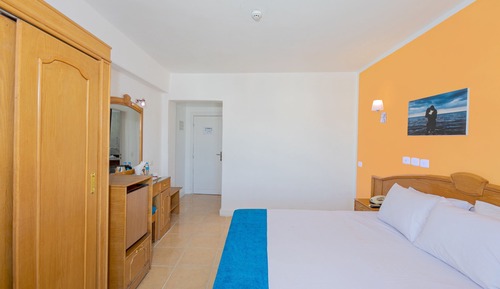 Habitación económica con 1 cama doble o 2 individuales, balcón, vistas a la piscina