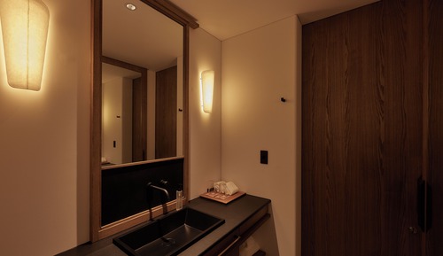 Habitación superior con 2 camas individuales, vistas al jardín