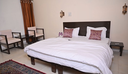 Habitación superior con 1 cama doble o 2 individuales, vistas al jardín