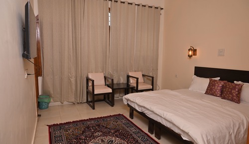 Habitación superior con 1 cama doble o 2 individuales, vistas al jardín