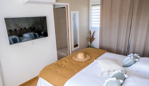 Dúplex exclusivo, 1 cama de matrimonio grande, bañera de hidromasaje, vistas a la piscina