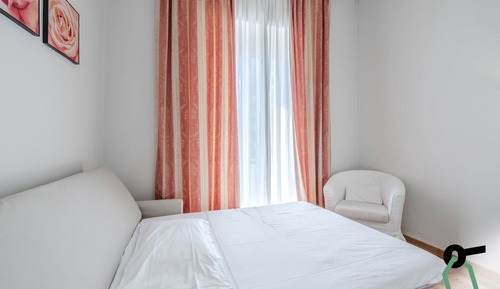 Habitación triple Confort, varias camas, baño privado, vistas parciales al mar