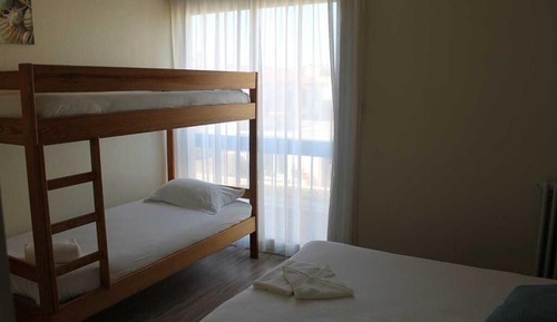 Habitación cuádruple, varias camas, vistas parciales al mar