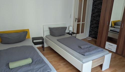 Habitación básica con 2 camas individuales