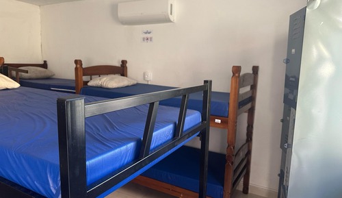 Dormitorio compartido, dormitorio mixto, no fumadores