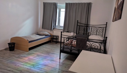 Habitación básica con 2 camas individuales