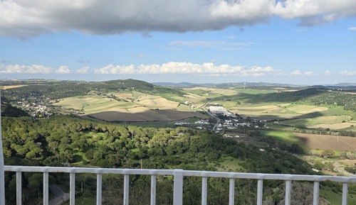Estudio romántico, vistas a la colina (Verde que te quiero verde)