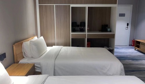 Habitación superior con 2 camas individuales, vistas al parque