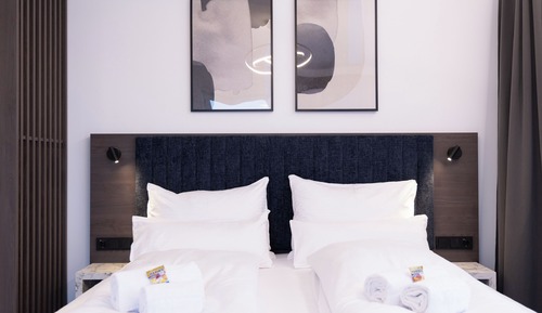 Estudio, balcón, vistas al patio