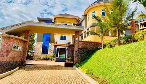 Habitación clásica con 1 cama doble o 2 individuales, vistas a la montaña