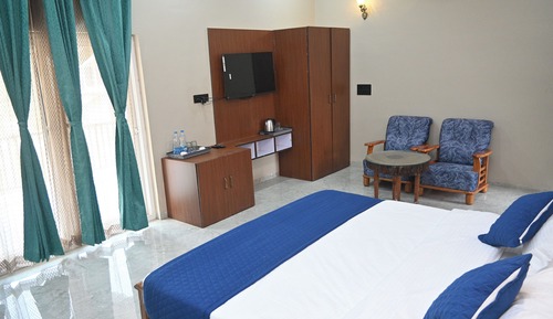 Habitación superior con 1 cama doble o 2 individuales, balcón, vistas al jardín