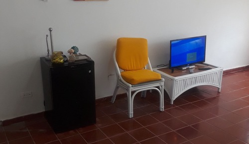 Estudio básico, 1 cama de matrimonio grande, junto a la playa