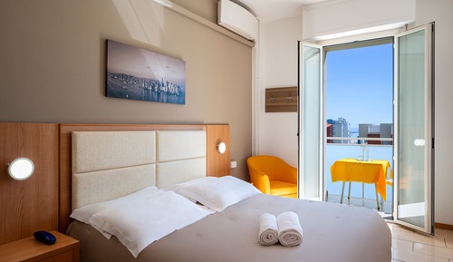 Habitación superior con 1 cama doble o 2 individuales