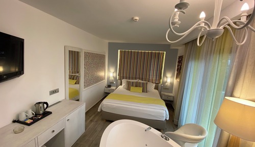 Honeymoon Suite with Jacuzzi Sea View
