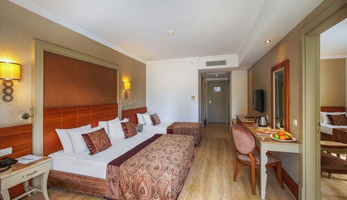 Family Room, Land View