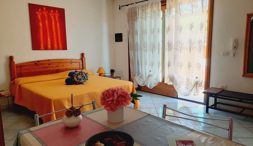 Estudio Confort, 1 cama de matrimonio, patio, planta baja (P)
