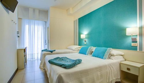 Habitación triple básica, balcón