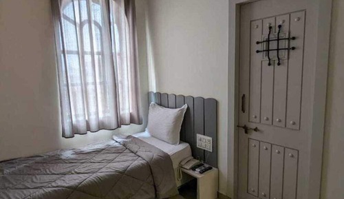 Habitación básica con 1 cama doble o 2 individuales