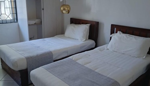 Habitación con 2 camas individuales, vistas al patio