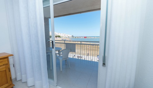 Apartamento, 2 habitaciones, balcón, vistas a la playa