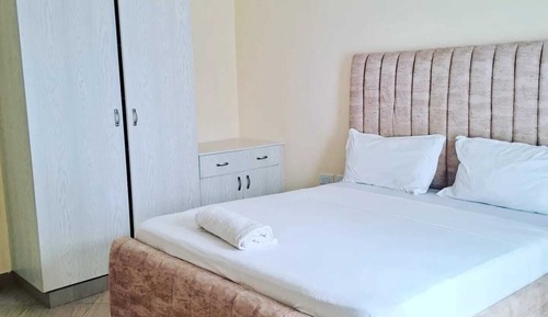 Apartamento clásico, balcón, vistas a la ciudad