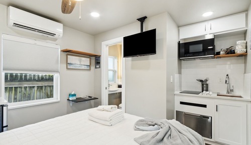 Estudio de lujo, 1 cama de matrimonio, cocina básica, junto a la playa