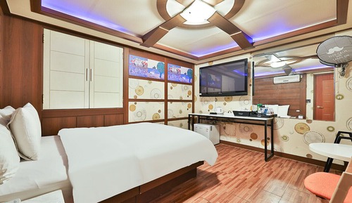 Basic Quadruple Room, Private Bathroom (Parking unavailable)