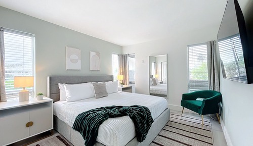 Apartamento básico, 1 cama de matrimonio grande con sofá cama, patio