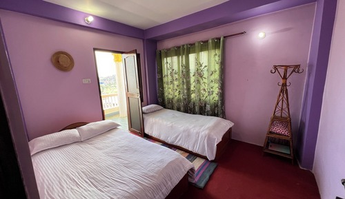 Habitación con 1 cama doble o 2 individuales, balcón, vistas a la ciudad