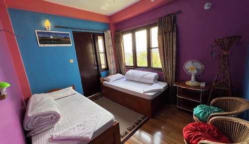 Habitación con 1 cama doble o 2 individuales, balcón, vistas a la ciudad