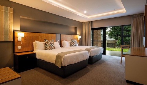 Suite familiar, 2 camas dobles, patio, vistas al jardín