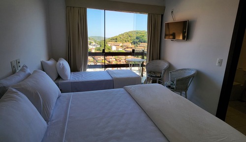 Habitación cuádruple estándar, varias camas, patio, vistas al mar