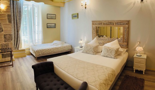 Habitación triple Deluxe, 1 cama de matrimonio, baño privado, vistas al jardín