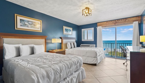 Habitación, 2 camas dobles, balcón, vistas al mar (Oceanfront Inn Room #22)