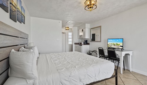 Habitación, 1 cama de matrimonio grande, balcón, vistas al mar (Oceanfront Inn Room #25)