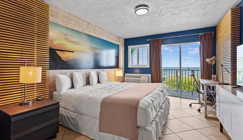 Habitación, 1 cama de matrimonio grande, balcón, vistas al mar (Oceanfront Inn Room #17)
