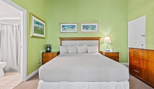 Habitación, 1 cama de matrimonio grande, balcón, vistas al jardín (Oceanfront Inn Room #11)