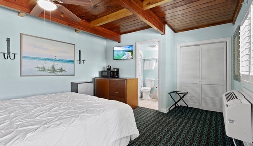 Habitación, 1 cama de matrimonio grande, balcón, vistas al jardín (Oceanfront Inn Room #5)