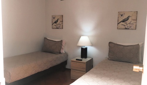 Habitación clásica con 2 camas individuales, baño compartido