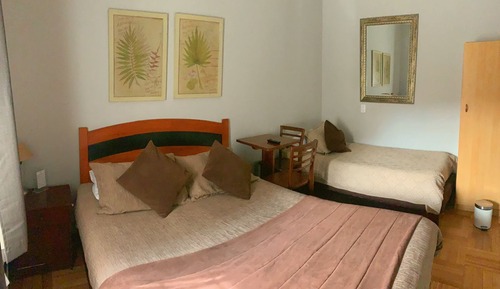 Habitación triple clásica, baño compartido, vistas a la ciudad