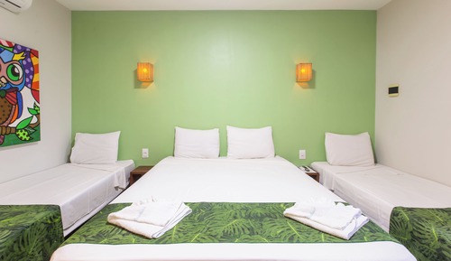Habitación Deluxe con 2 camas individuales, 1 cama de matrimonio, vistas a la piscina