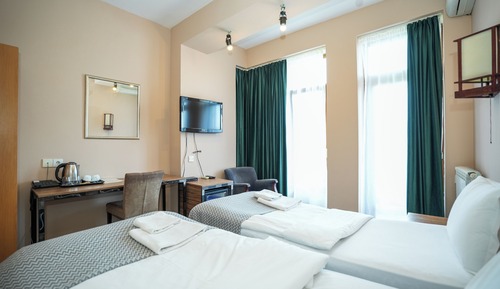 Habitación con 2 camas individuales, vistas a la piscina