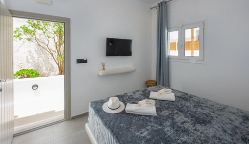 Suite junior, bañera de hidromasaje, vistas al patio