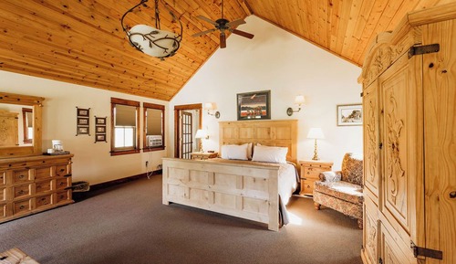 Cabin, 1 King Bed (North40, Spa Tub, Full Bath)