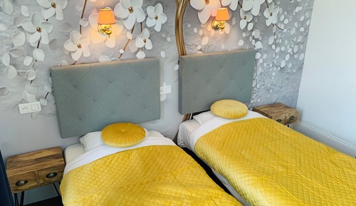 Habitación básica con 2 camas individuales, vistas al patio