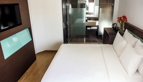 Habitación triple ejecutiva, balcón, vistas parciales al mar